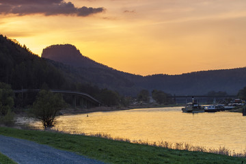 Sonnenuntergang am Elbufer