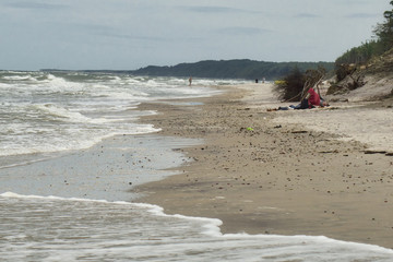 samotna kobieta na pustej plaży
