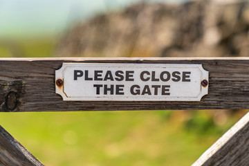Sign: Please close the gate, seen in the Yorkshire Dales near Pen-y-ghent, North Yorkshire, England, UK