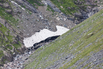 Piccolo ghiacciaio a monte della diga del Barbellino, bacino artificiale situato sopra Valbondione, in alta Valle Seriana, sulle Prealpi Orobie Bergamasche.