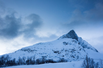 Obraz premium Schneebedeckter Berg in der Nähe von Tromsö