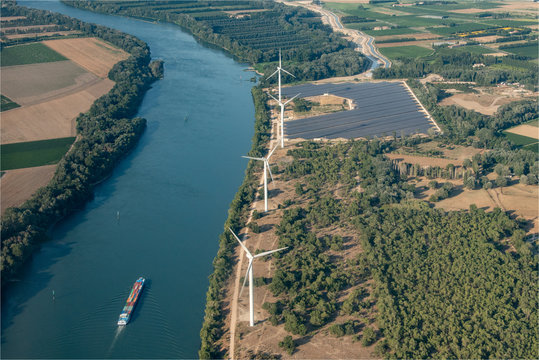 vue aérienne d'éoliennes et de panneaux solaires à Beaucaire dans le Gard en France