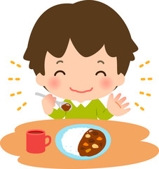 笑顔でカレーライスを食べる男の子