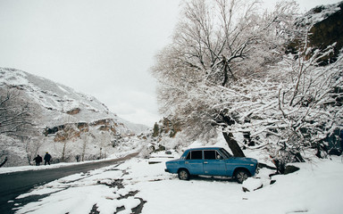 La voiture sur la neige