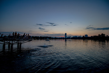 Fototapeta premium Romantische Abendstimmung auf der Alten Donau in Wien bei einer sommerlichen Dämmerung
