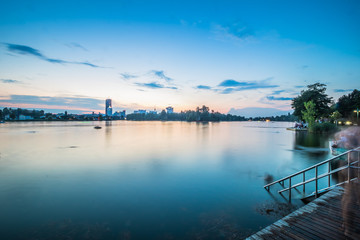 Romantische Abendstimmung auf der Alten Donau in Wien bei einer sommerlichen Dämmerung