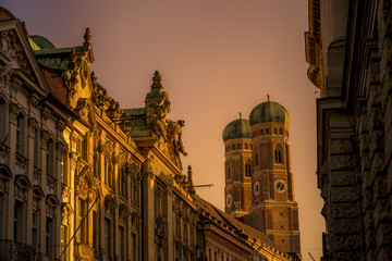 Die Frauenkirche in München im Abendlicht