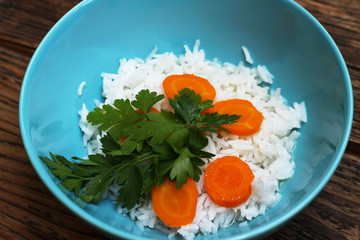 domowy rosół z ryżem pietruszką i marchewką