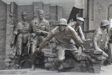 Monumento conmemorativo de la Segunda Guerra Mundial en el centro de Varsovia, Polonia