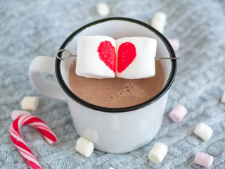 Heiße Schokolade in einer Tasse mit Marshmellows in Herzform 