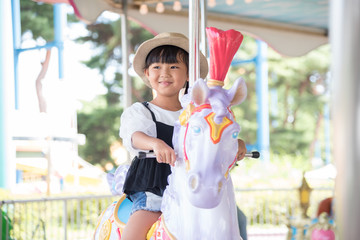 メリーゴーランドに乗る子供 © tatsushi