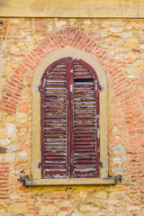 Obraz premium old windows with arch of ancient historic building
