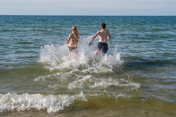 Teenager laufen ins Meer