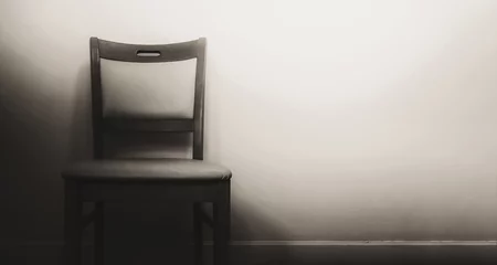 Foto op Plexiglas Licht en schaduw houten stoel in de schaduw