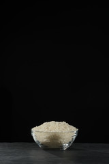 Arroz en un bol sobre fondo negro