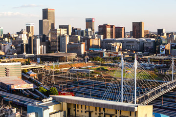 Naklejka premium Budynki w mieście Johannesburg w późnym popołudniowym słońcu, Gauteng, RPA