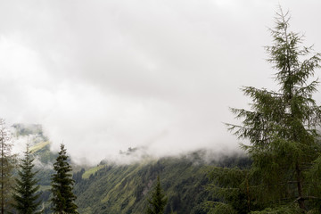 Obraz na płótnie Canvas Bregenzer Wald Österreich Damüls Wolkenverhangene Berge