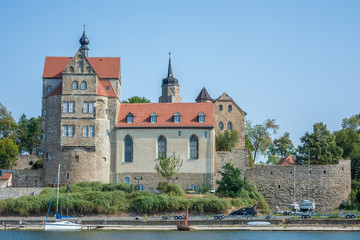 Fototapeta na wymiar Schloss Seeburg tront über dem Süßen See in Seeburg