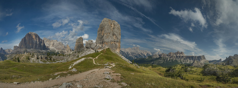 cinque torri - Panorama mit Wanderwegen über ein Hochplateau 