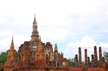 Obraz premium Ancient statues and buildings in sukhothai historical park, Thailand