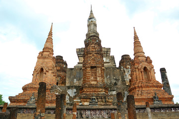 Fototapeta premium Ancient statues and buildings in sukhothai historical park, Thailand