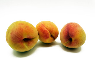 Frische Pfirsiche freigestellt auf weißem Hintergrund