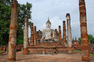 Fototapeta na wymiar Ancient statues and buildings in sukhothai historical park, Thailand