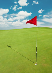 Terrain de golf avec drapeau rouge