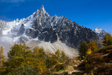 Die wundervolle Bergwelt des Wallis im Herbst