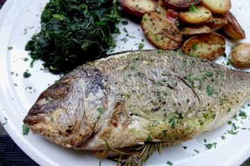 Grilled fish with wilted spinach and baked potatoes Fisch mit Spinat und Backkartoffeln