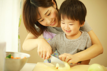 料理する親子