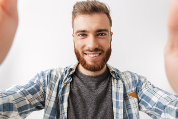 Obraz premium Portrait of a cheerful young bearded man standing