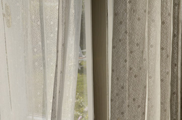 Gardinen am Fenster mit Blick in den Garten