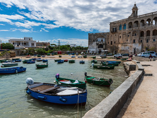 Obraz premium Enchanted sea. Boats in the bay of the abbey of San Vito
