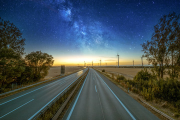 Milchstraße mit Windpark über der Autobahn