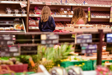 clientes dans une grande surface aux rayons alimentaires
