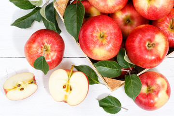 Apfel Frucht Äpfel Früchte Obst von oben Herbst Sommer Kiste Blätter