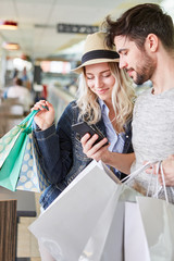 Junges Paar nutzt Smartphone Shopping App
