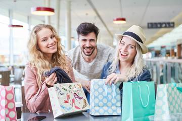 Teenager freuen sich über ihre Einkäufe