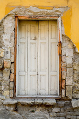 Altes Fenster und Fassade in Serbien
