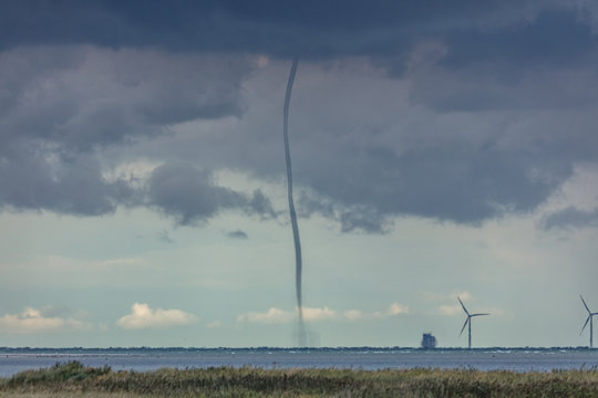 Tornado &uuml;ber der ostsee