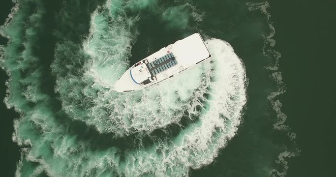 Bateau vue &agrave; la verticale manoeuvre circulaire