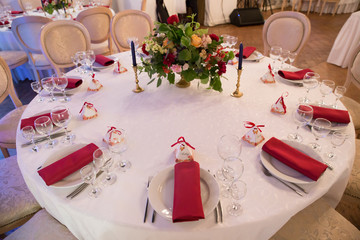 table decor for wedding ceremony, table setting, flowers, red and white decor