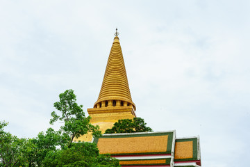 Fototapeta premium Phra Pathom Chedi (Big pagoda), Nakhon Pathom Province, Thailand. it is very beautiful