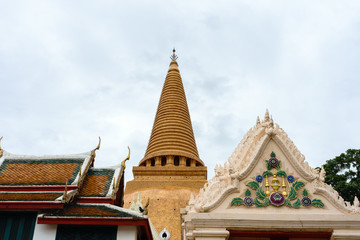 Fototapeta premium Phra Pathom Chedi (Big pagoda), Nakhon Pathom Province, Thailand. it is very beautiful