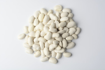 Alubias blancas sobre fondo blanco