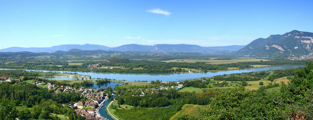 Fototapeta na wymiar vue panoramique sur Chanaz, le canal de Savières, le Rhône et le Grand Colombier
