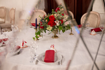 table decor for wedding ceremony, table setting, flowers, red and white decor