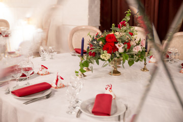 table decor for wedding ceremony, table setting, flowers, red and white decor
