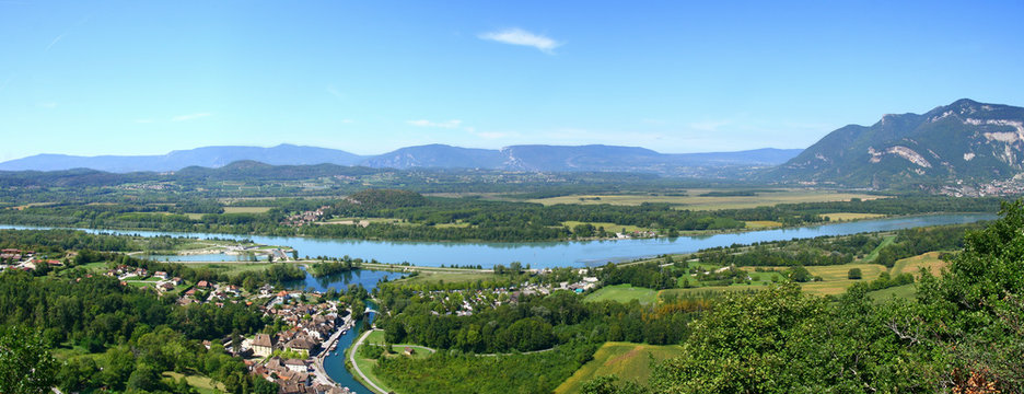 vue panoramique sur Chanaz, le canal de Savières, le Rhône et le Grand Colombier